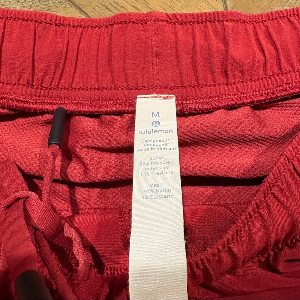 Lululemon Men's Red Athletic Surge Shorts Size Medium 5” Cranberry Color - Picture 6 of 9